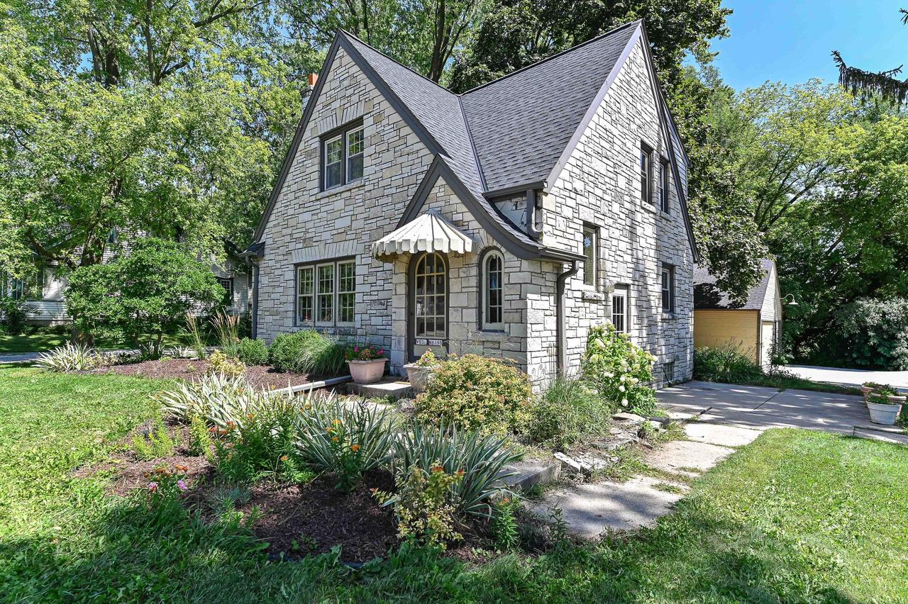 W232N6198 Waukesha Avenue — photo