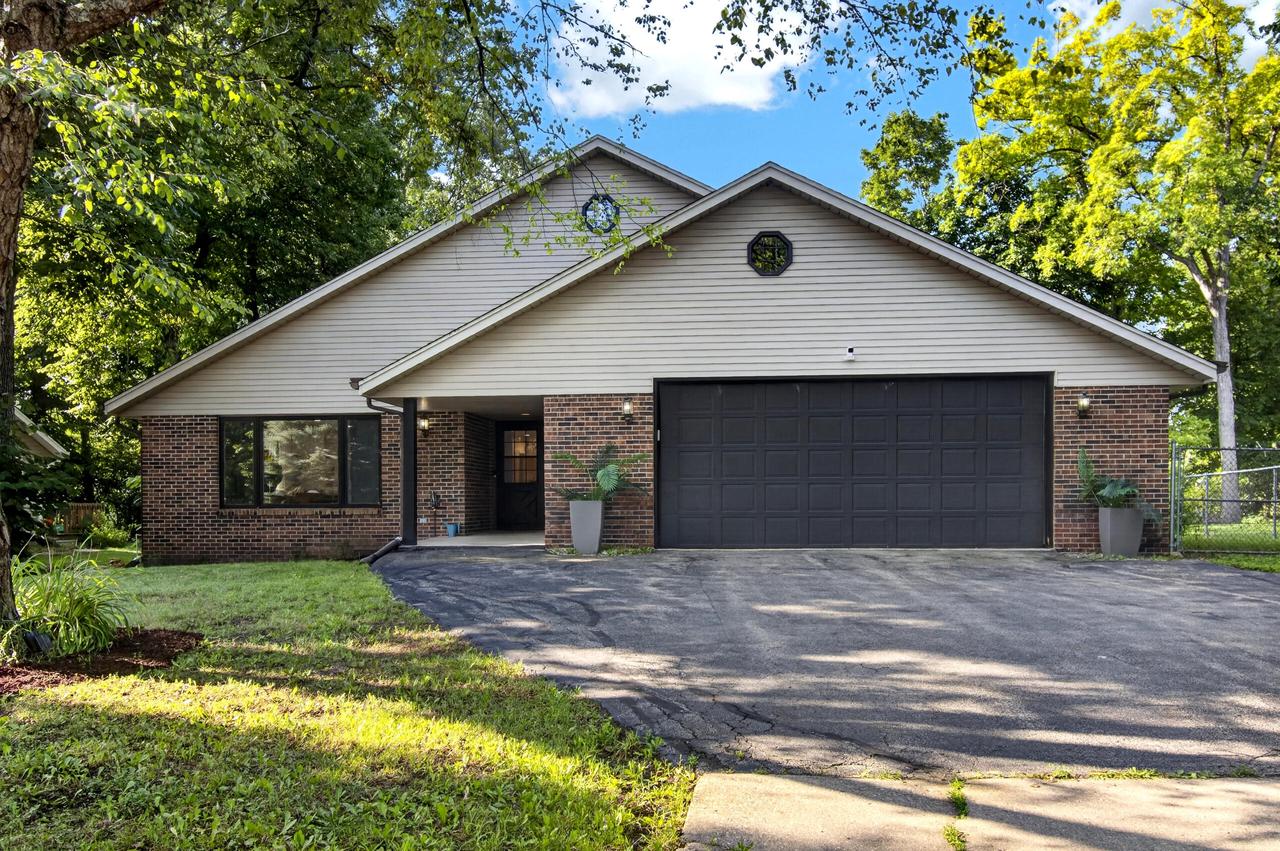 13043 W Lancaster Avenue — photo