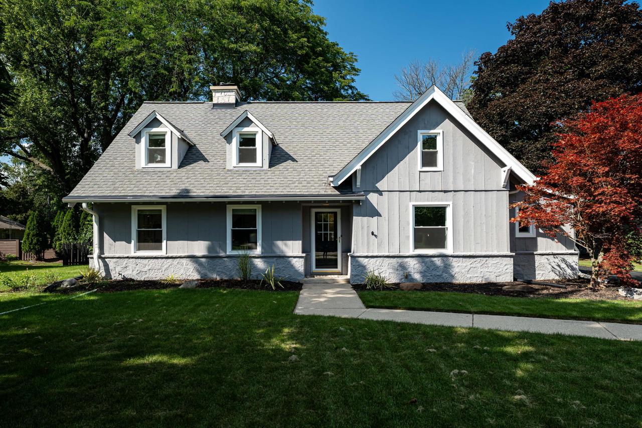 140 E Green Tree ROAD, Fox Point, WI 53217 — photo 2