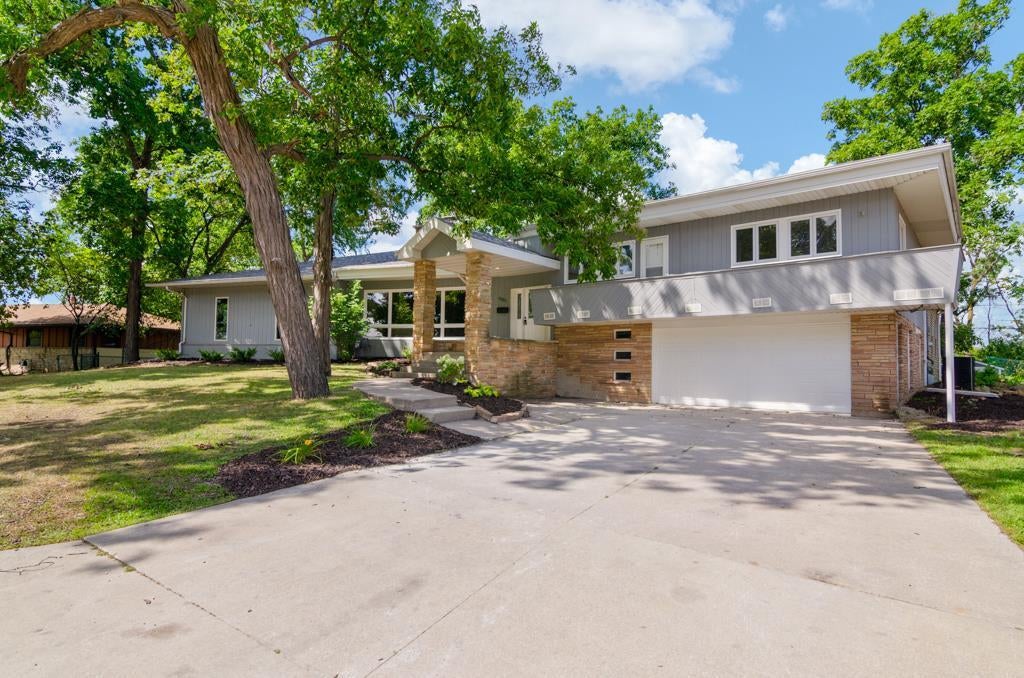 985 Bridgewood Drive — photo