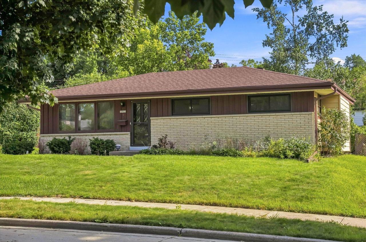 10923 W Cameron Avenue — photo