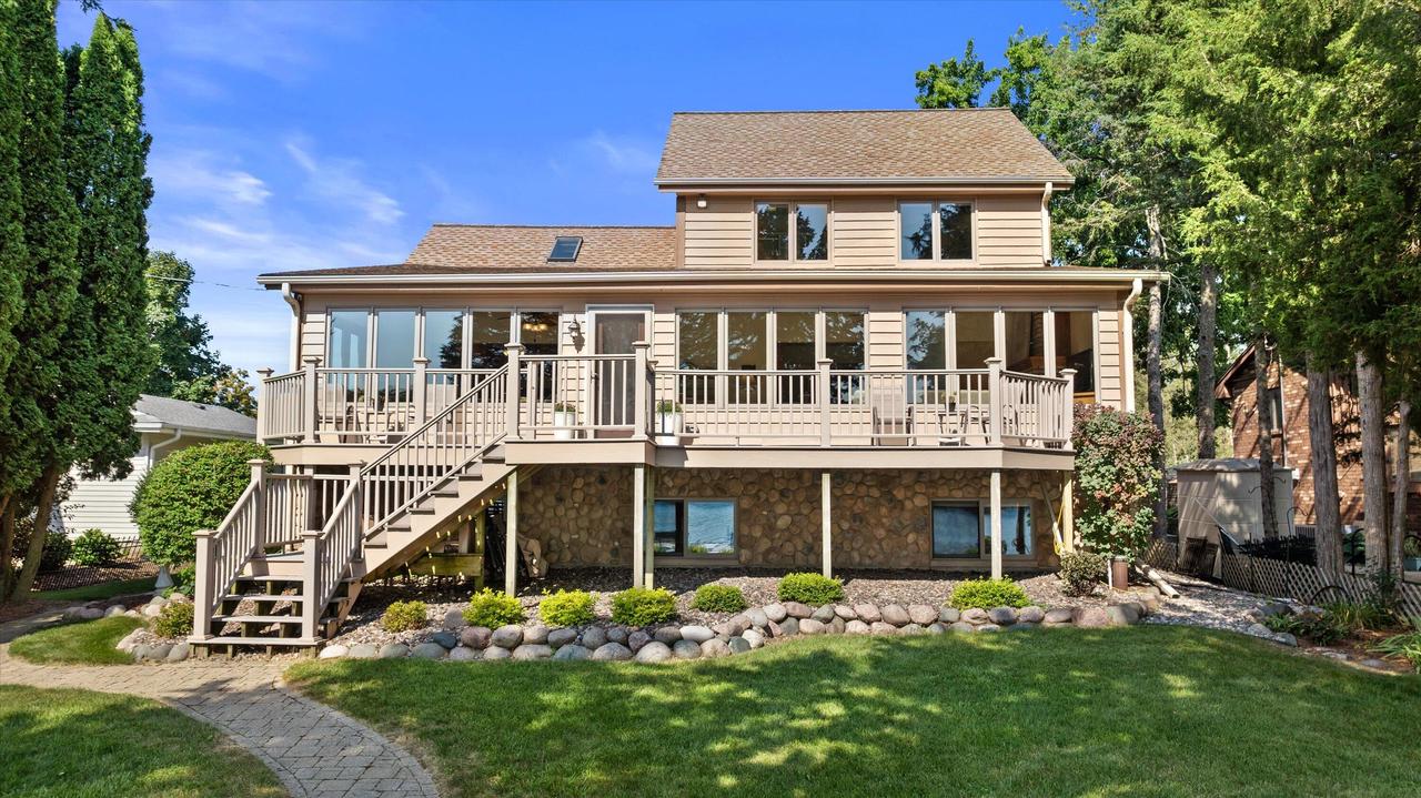 6086 N Lake Drive — photo