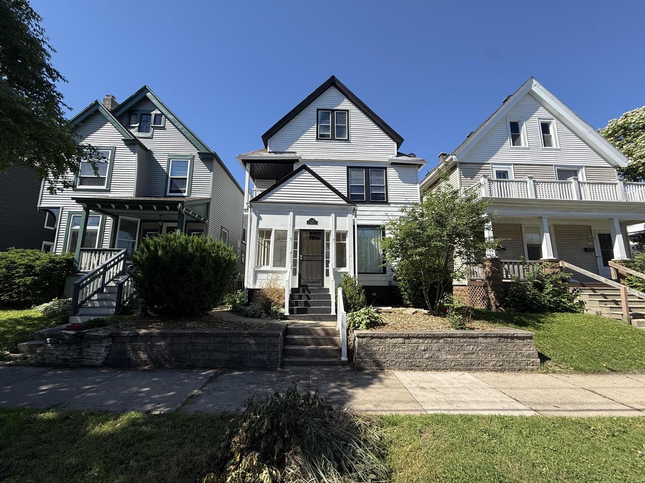 1537 E Irving Place — photo