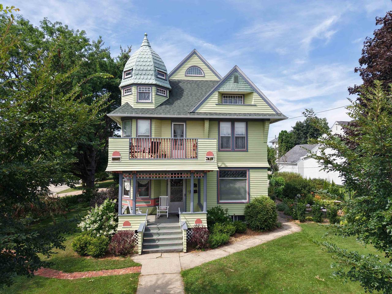 445 W Maple Street — photo