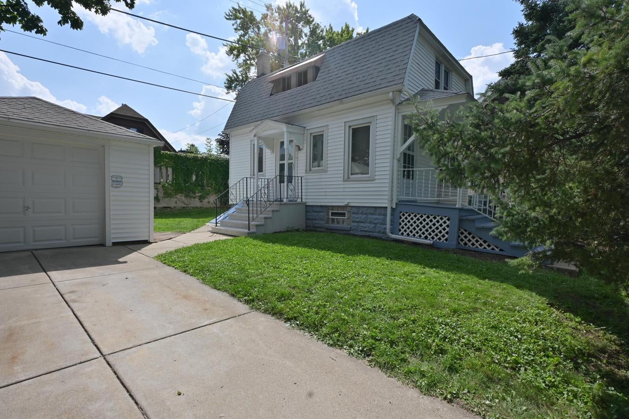 5411 W Wells Street — photo