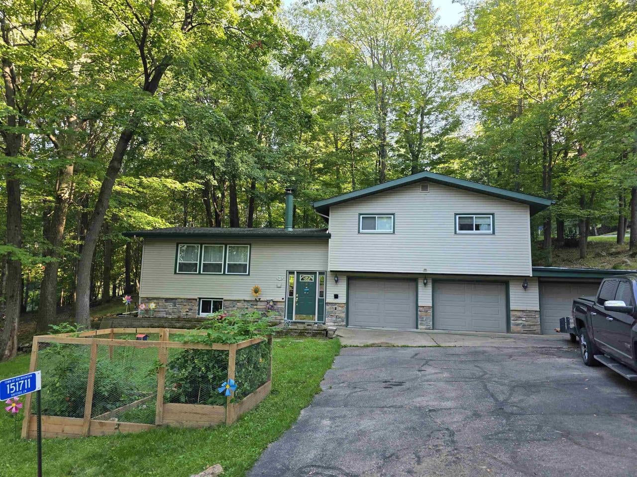 151711 Daffodil Lane — photo