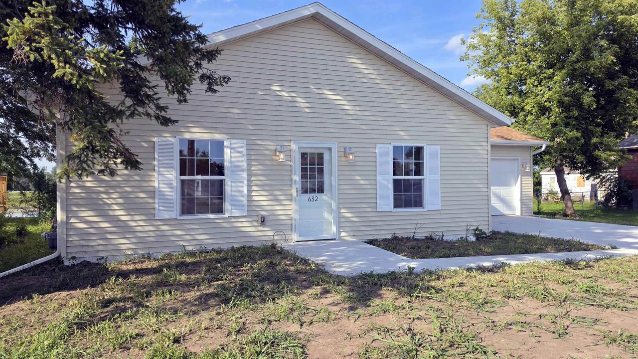 632 W Delavan Drive — photo