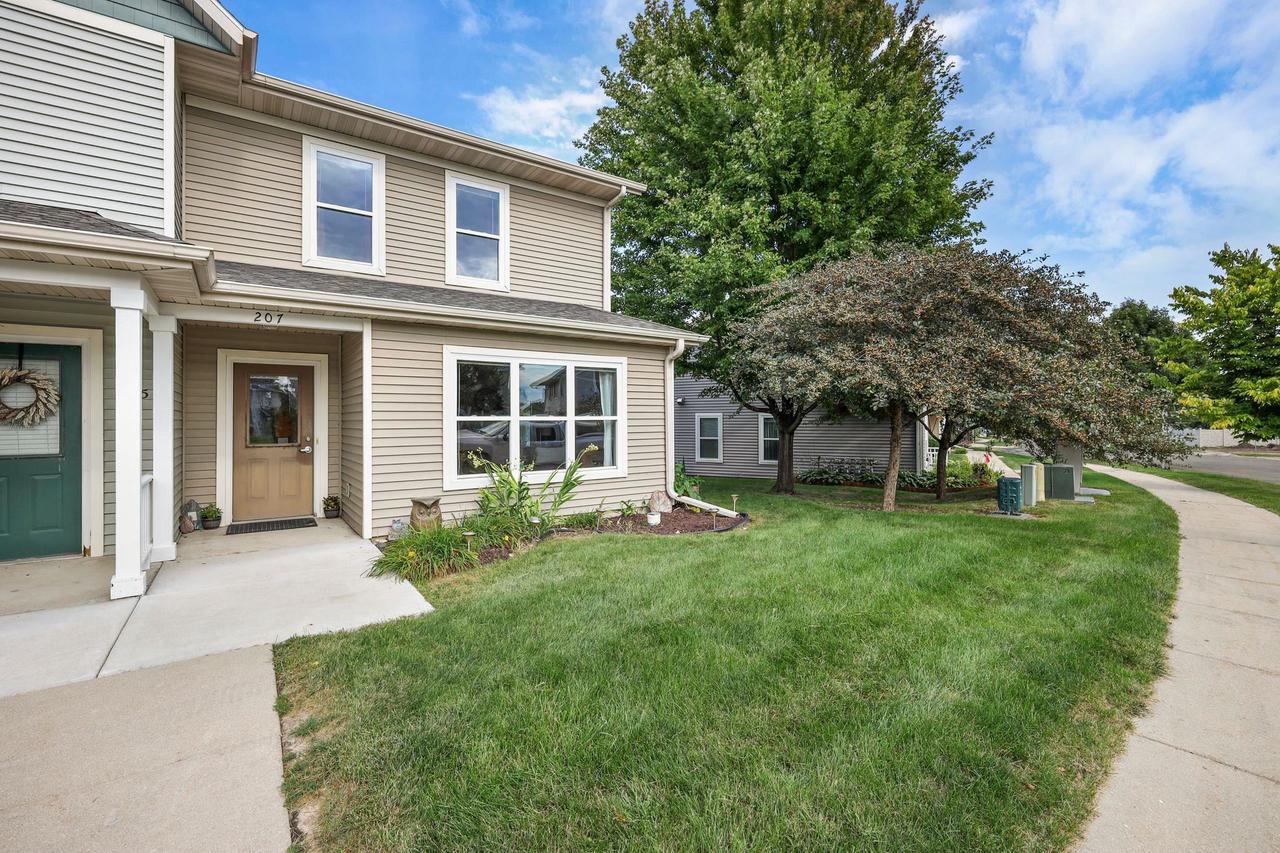 207 S Musket Ridge DRIVE, Sun Prairie, WI 53590 — photo 2