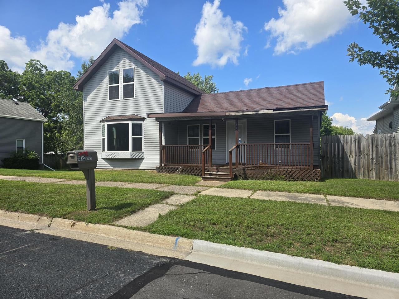 305 W Nott Street — photo