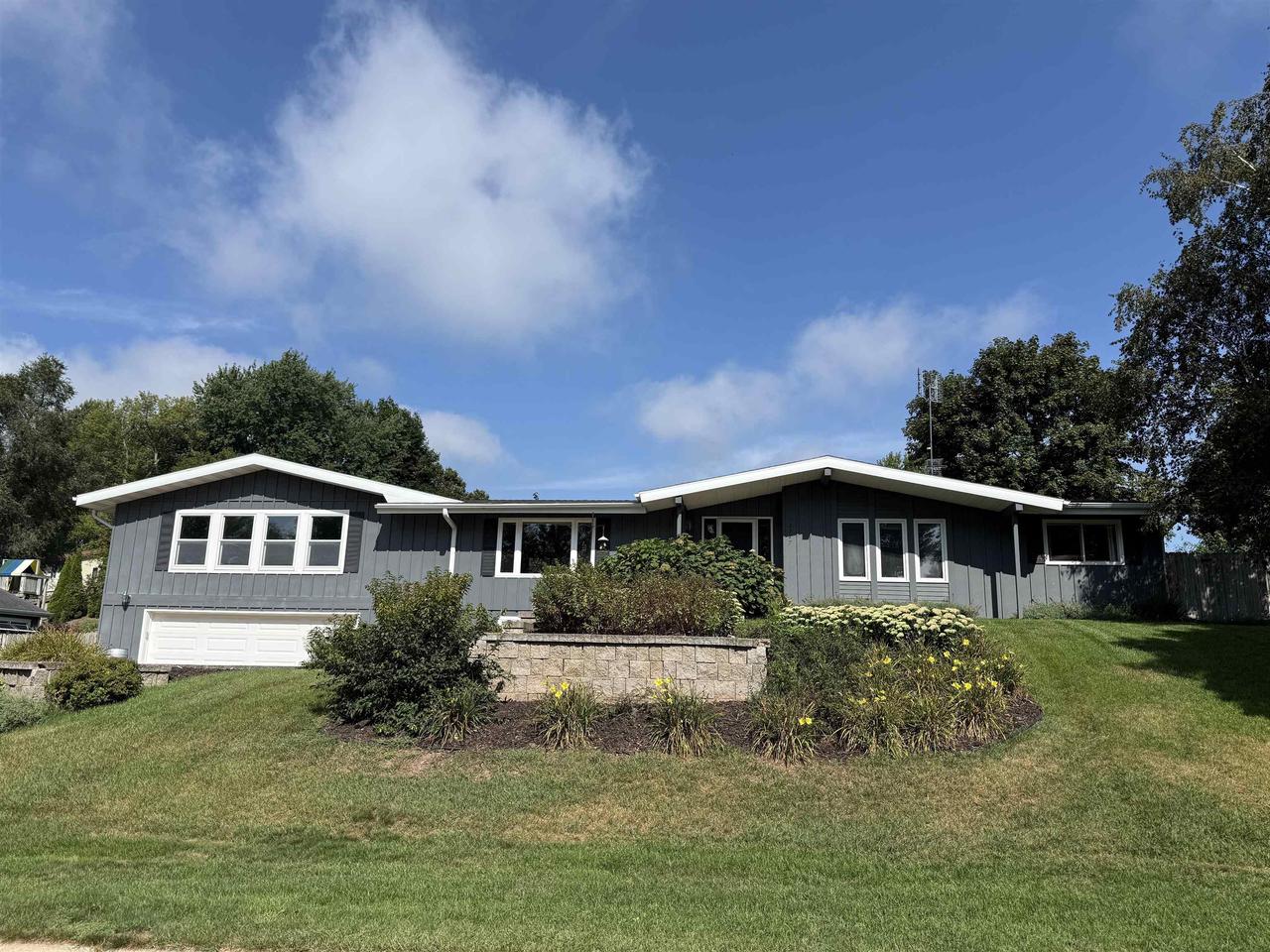 1717 Lakeview Drive — photo