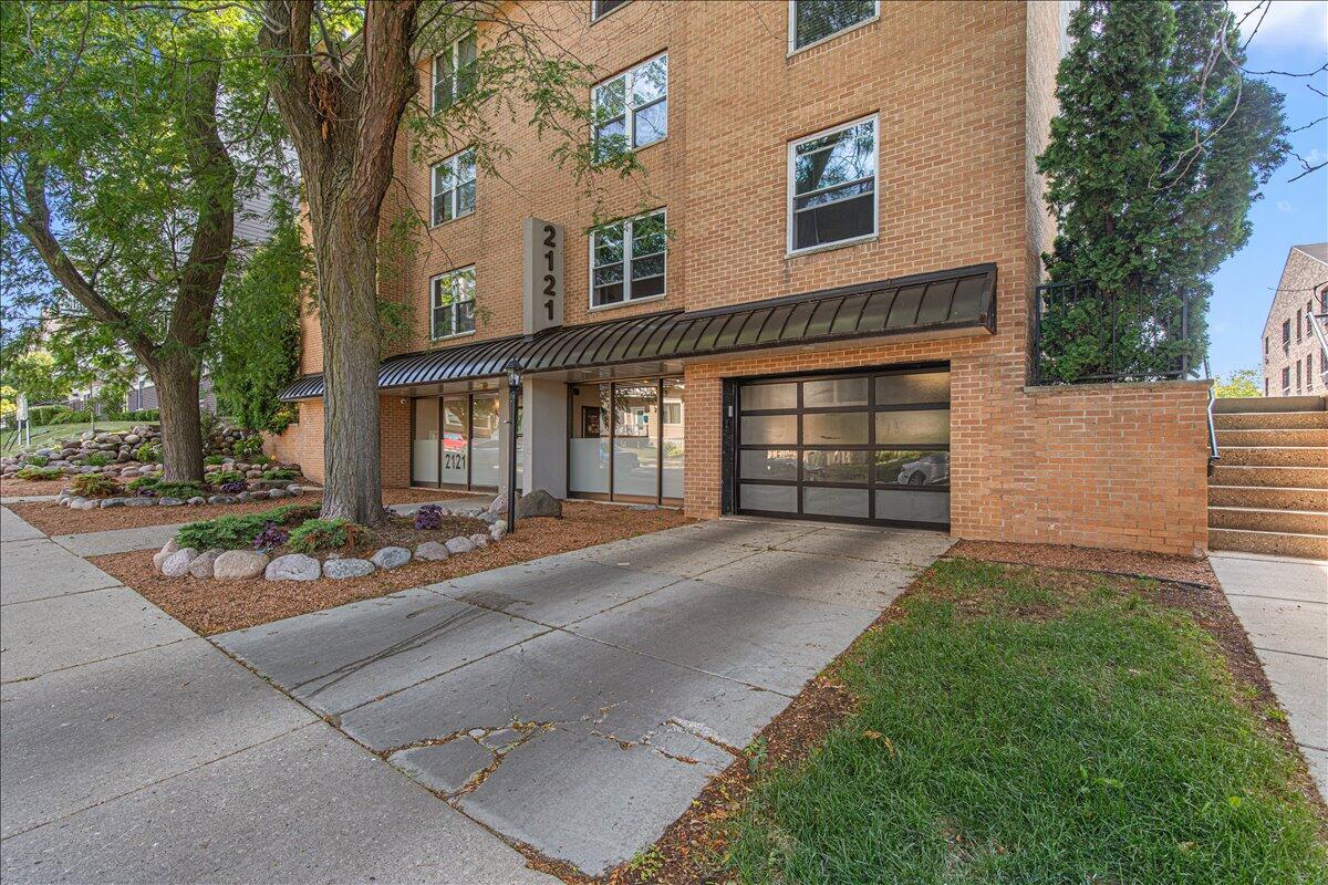 2121 N Cambridge Avenue 302 — photo