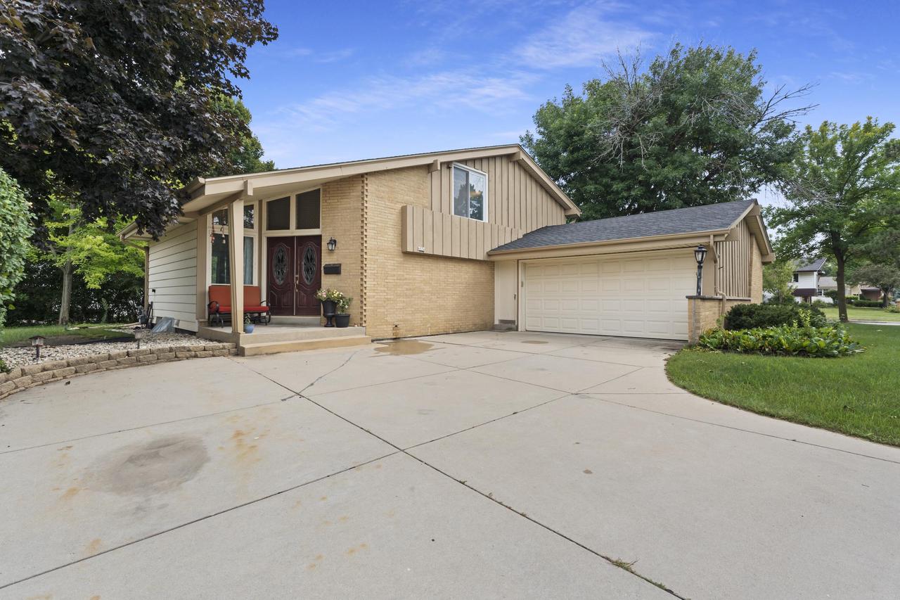 6074 Thornapple Lane — photo