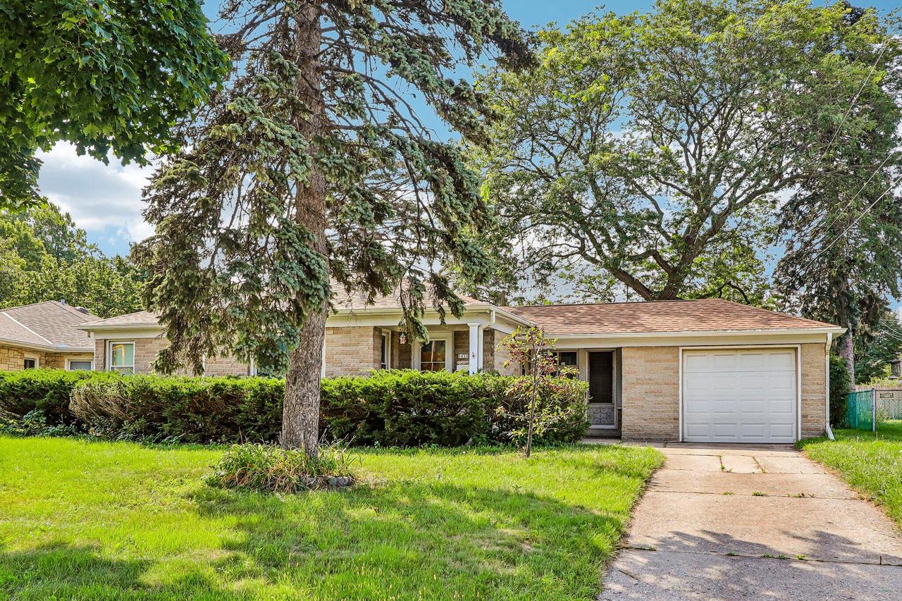 1011 W Silver Spring Drive — photo