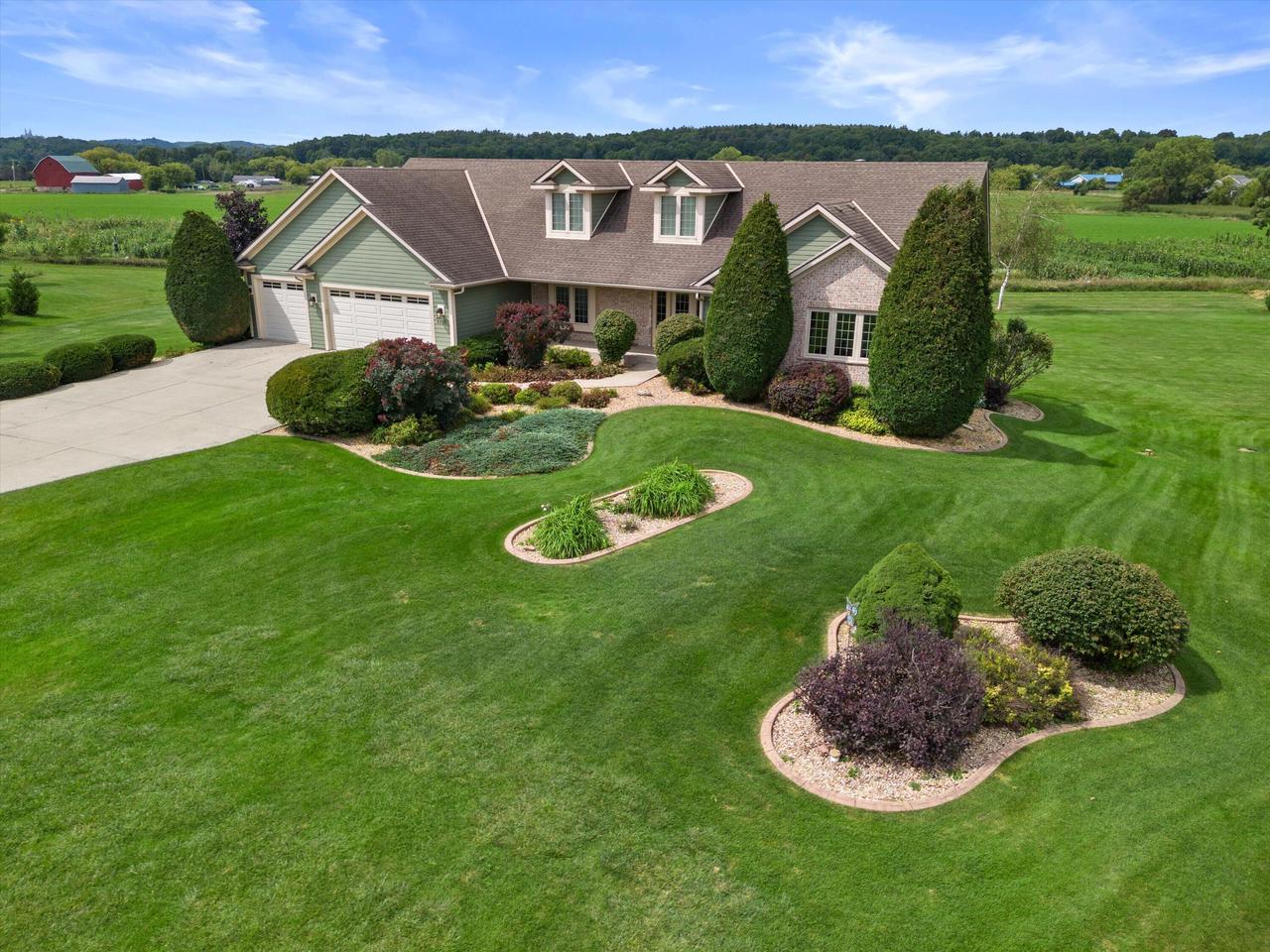 4585 Cathedral Court — photo