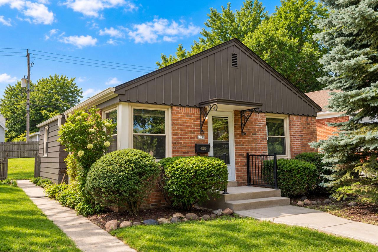 7639 W Lorraine Place — photo