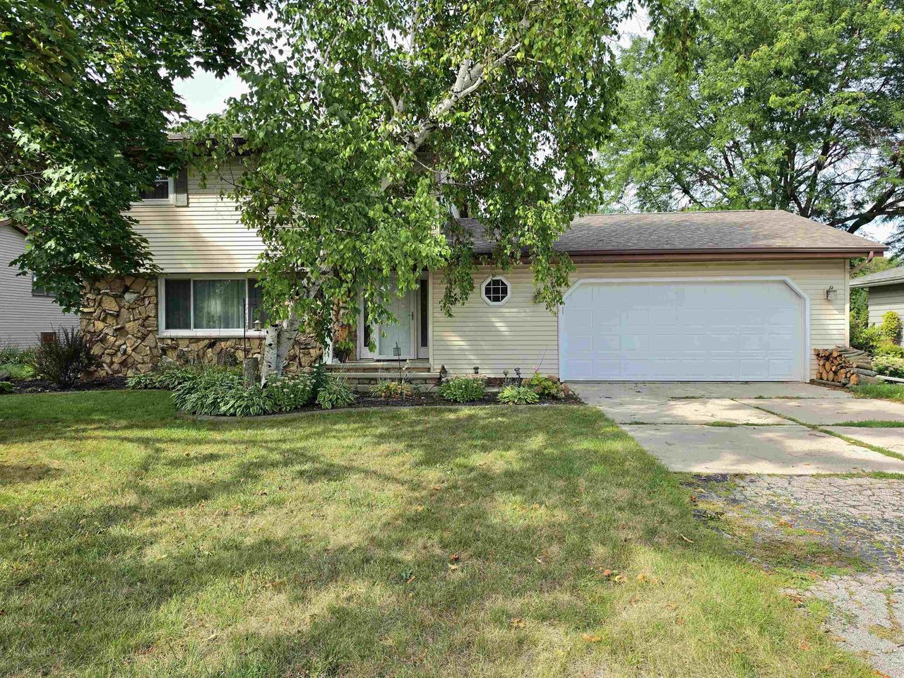 700 Ravenswood Court — photo