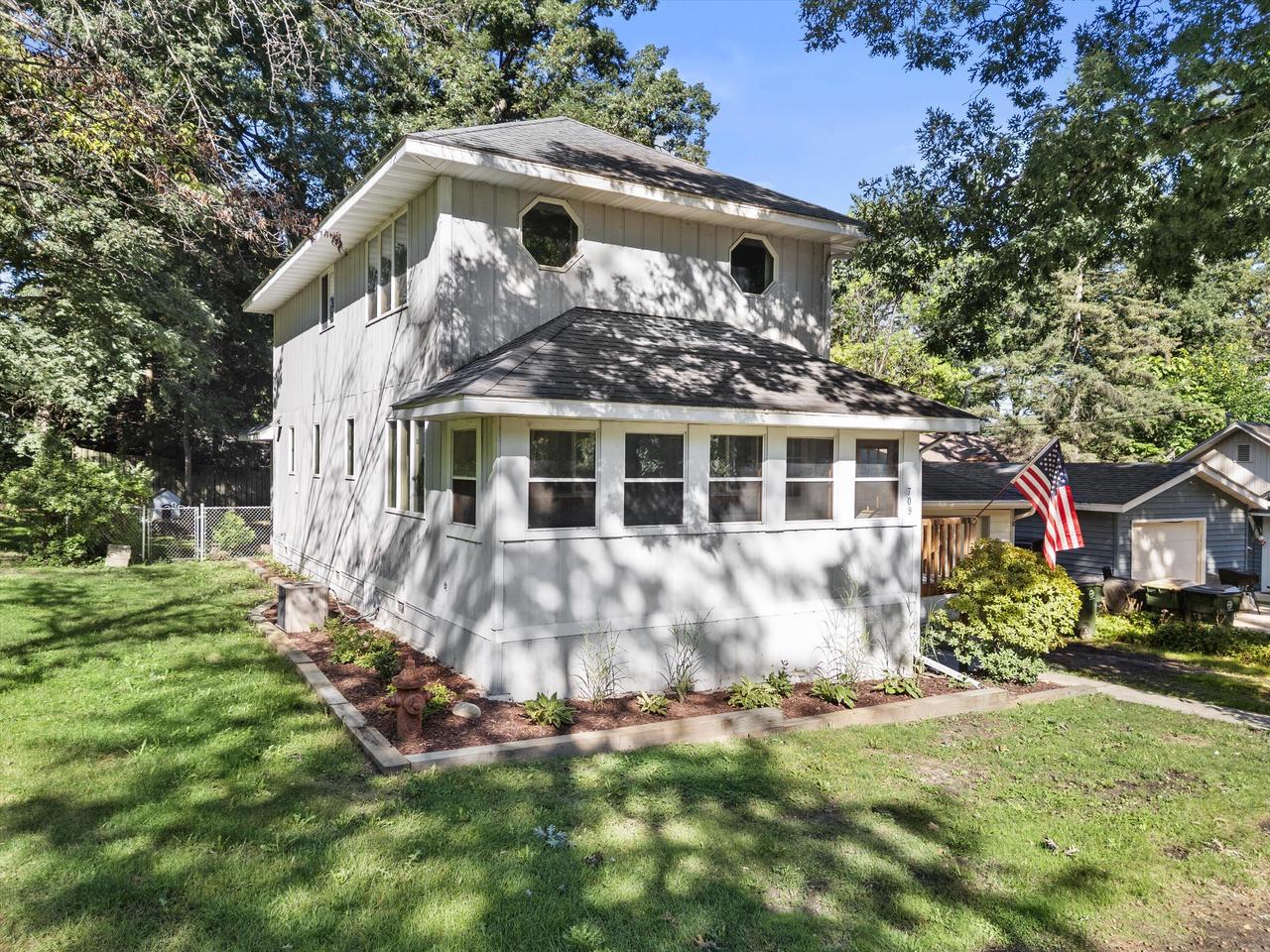 709 Manor Drive — photo