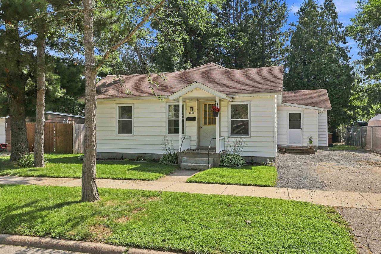 1733 Oak Street — photo