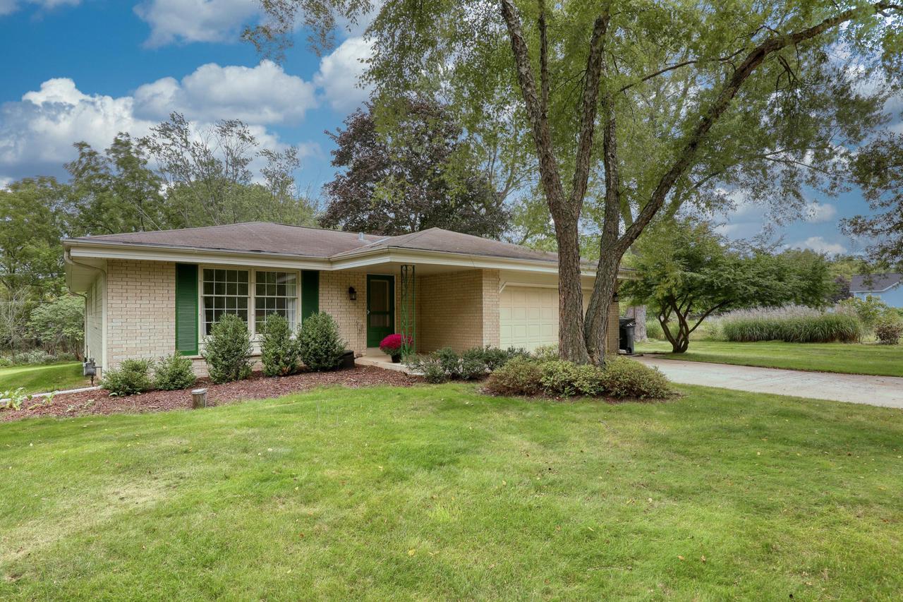 N17W27304 Lakefield Drive — photo
