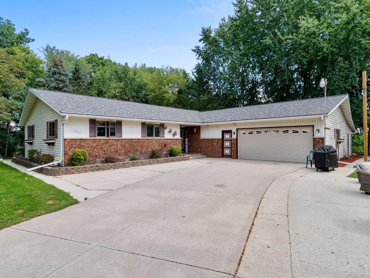 825 Itchy Acres Lane — photo