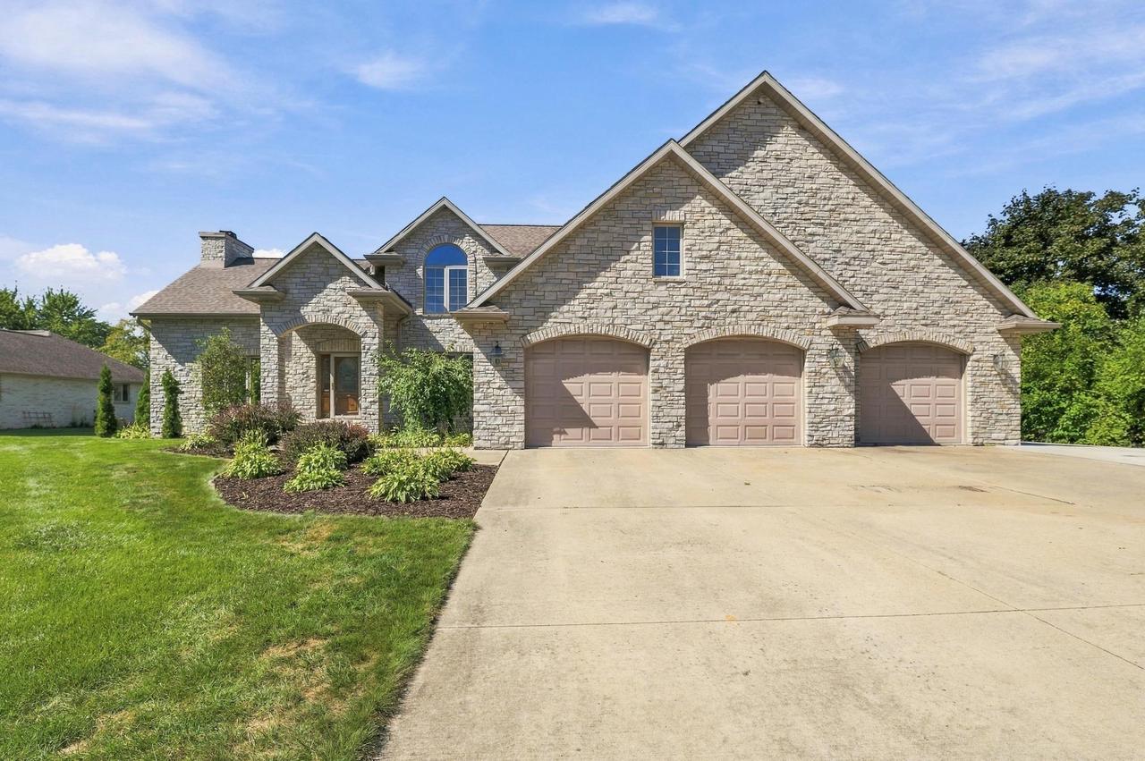 5044 Redbud Court — photo