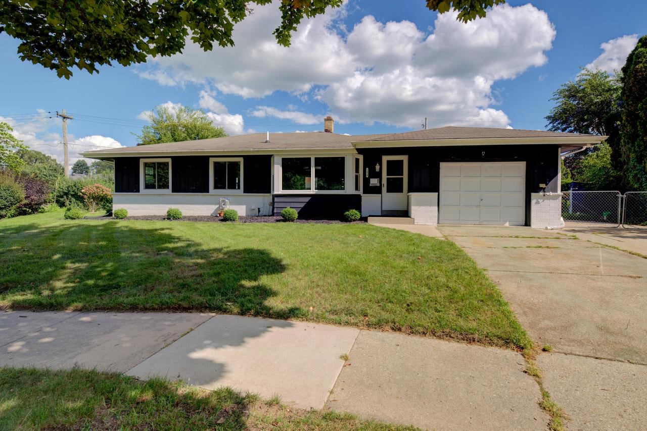 1429 Empire Court — photo
