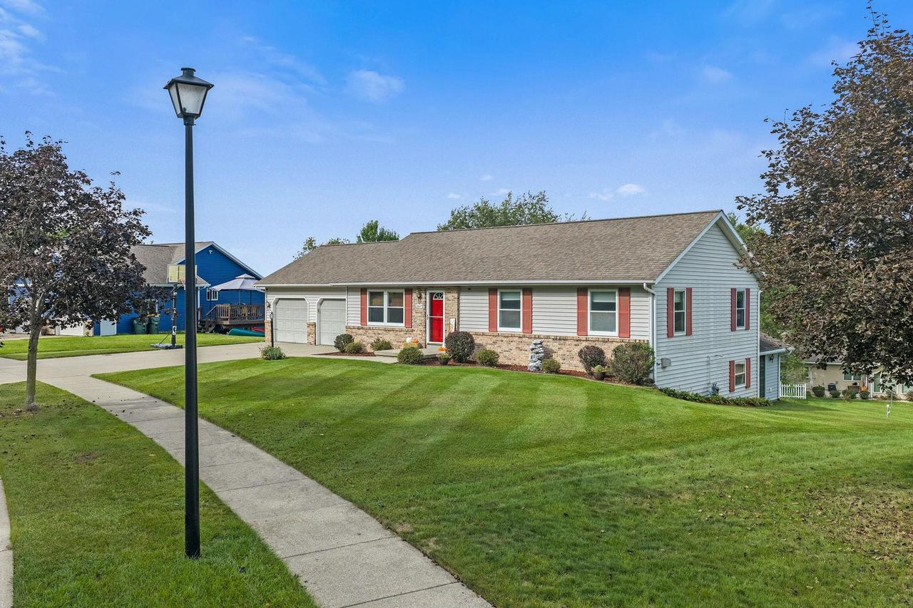 2217 winfield dr, REEDSBURG WI 53959 — photo 2
