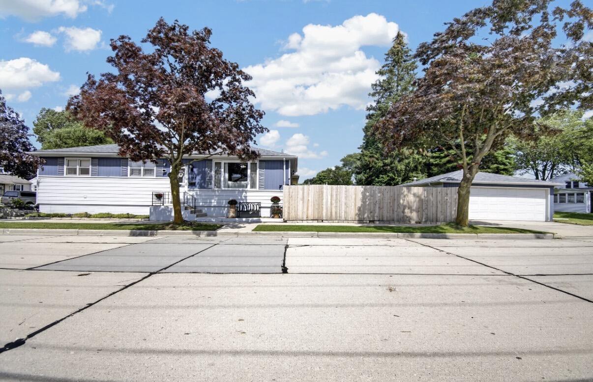 744 Shoreland Drive — photo