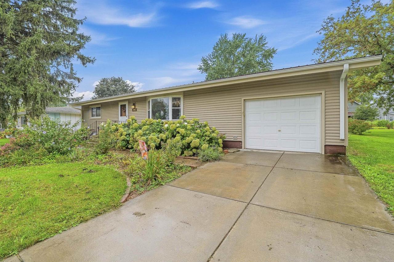 206 Sharp AVENUE, Reeseville, WI 53379 — photo 2