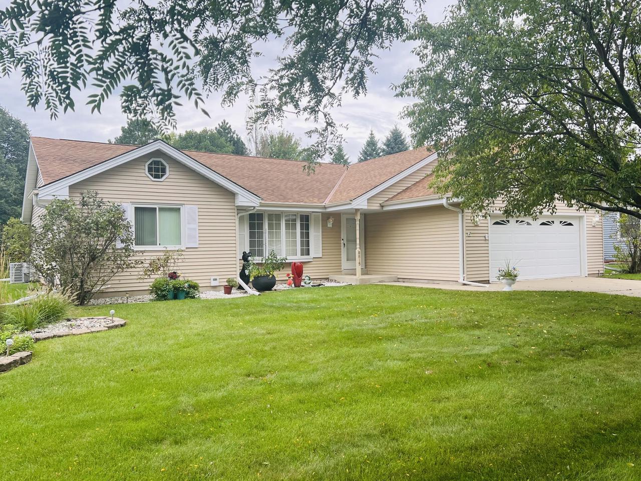 8815 S Castle Court — photo
