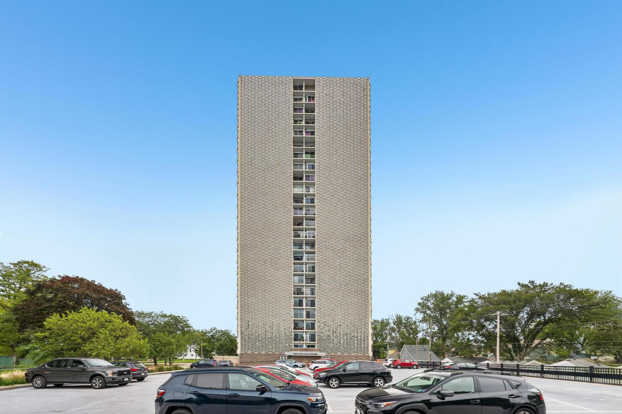 2525 S Shore Drive 3B — photo