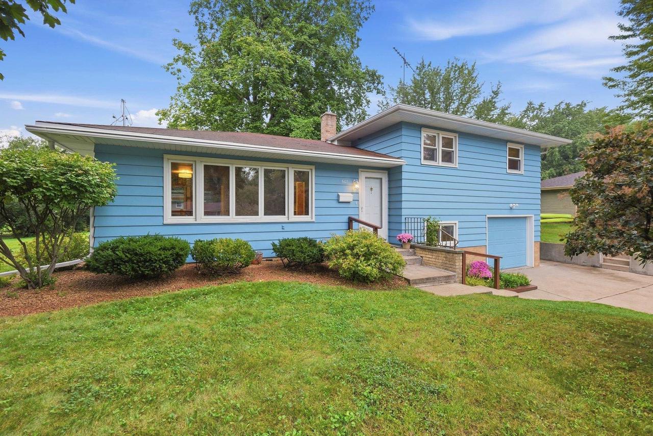 607 Hillcrest Drive — photo
