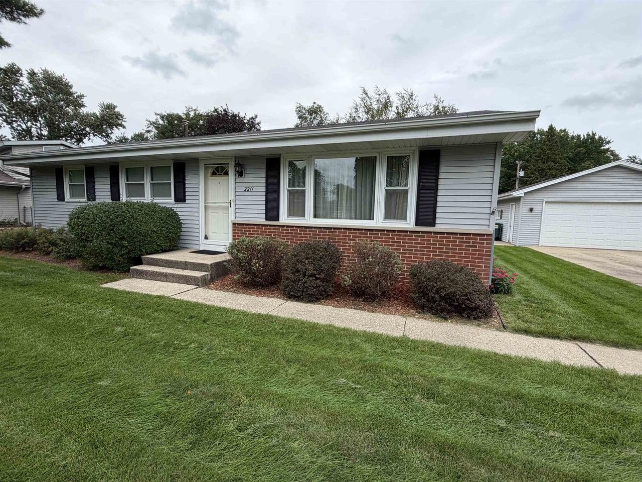 2211 E Easy Street — photo