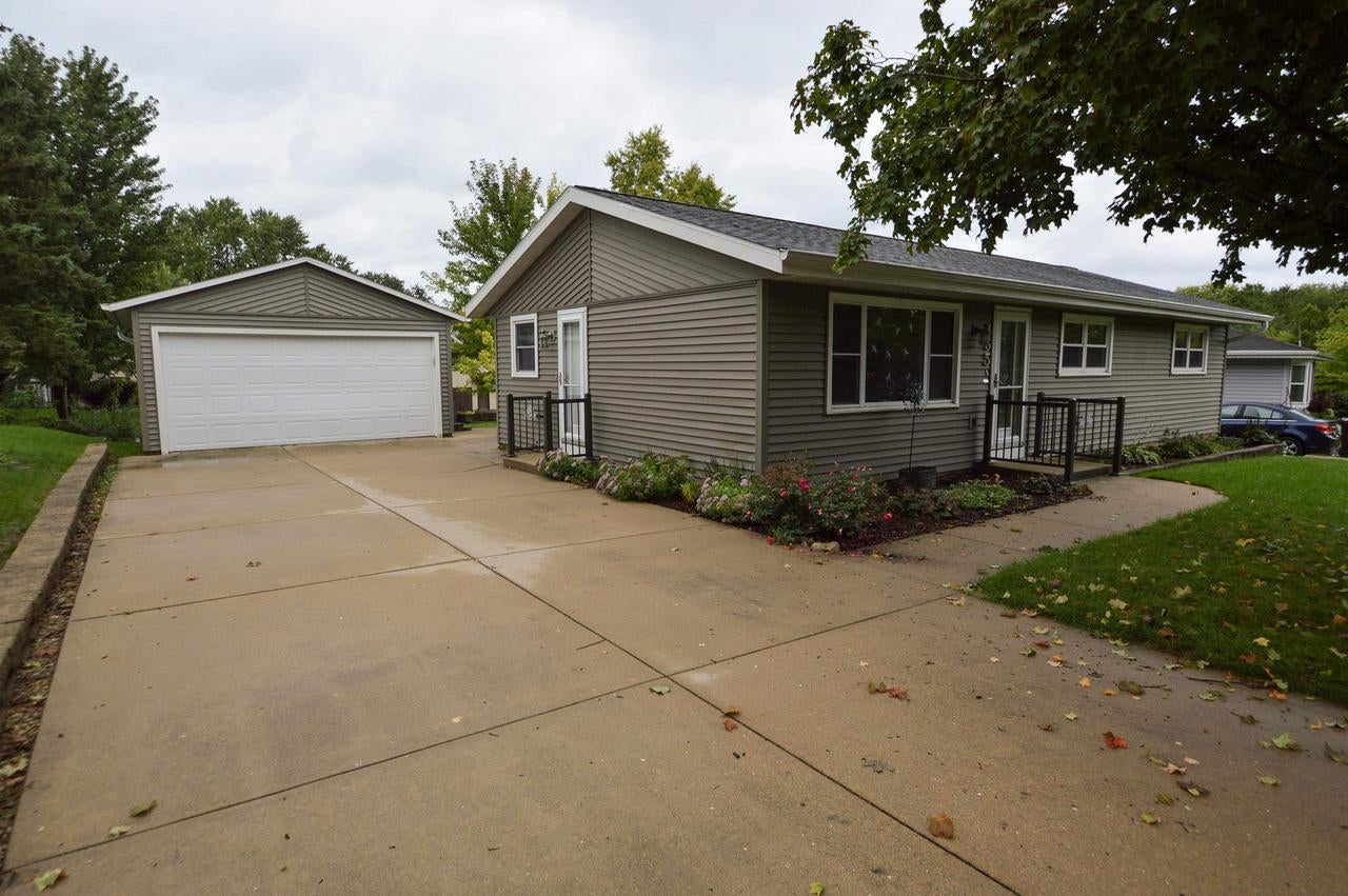 465 raintree dr, FORT ATKINSON WI 53538 — photo 3