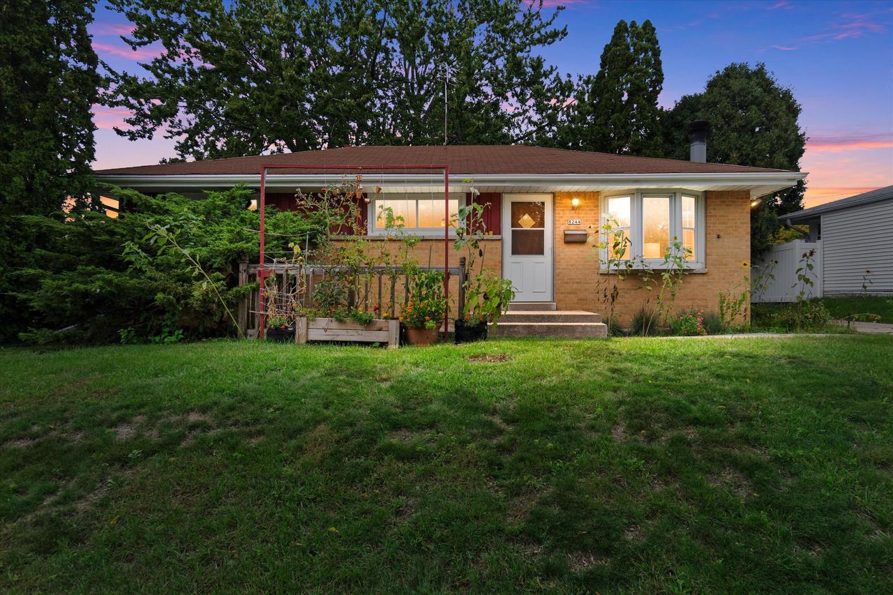 8244 W Acacia Street — photo