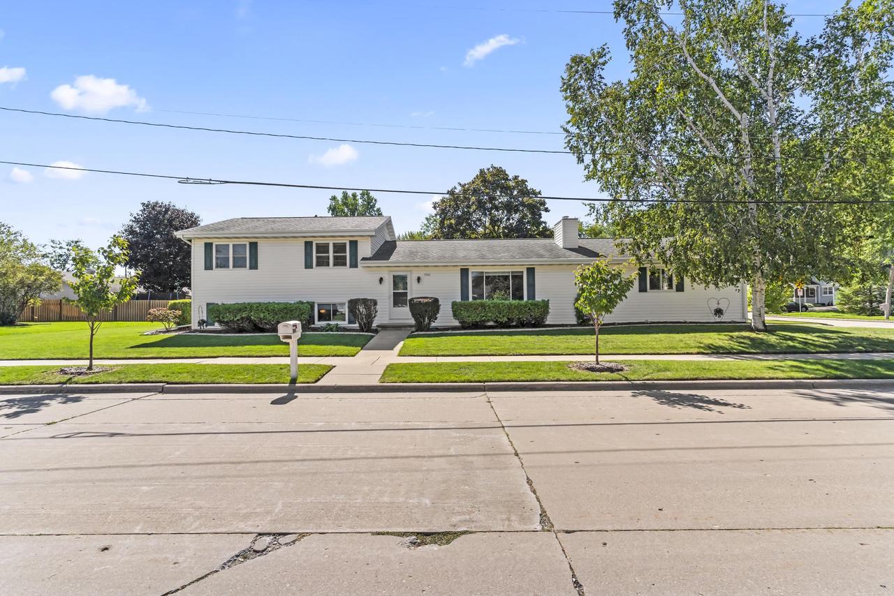 1901 E Bluebird Lane — photo
