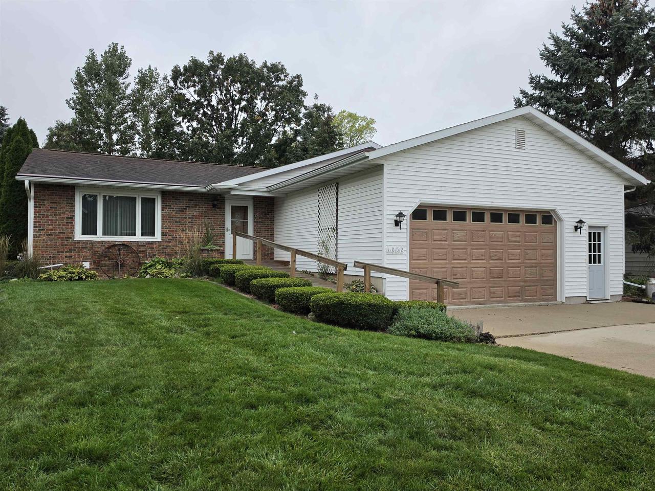 1052 Eastman Lane — photo