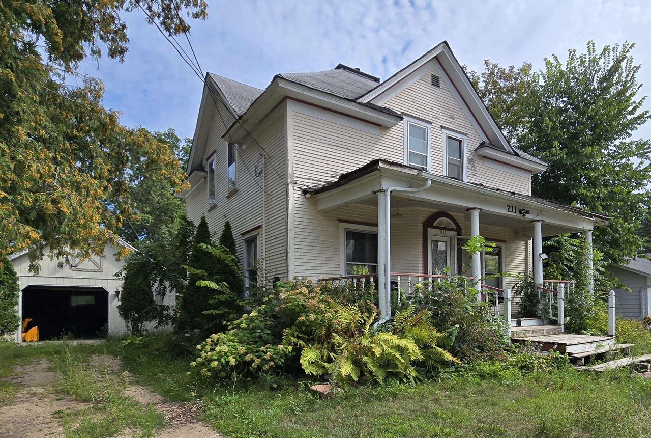 211 S Waupaca Street — photo