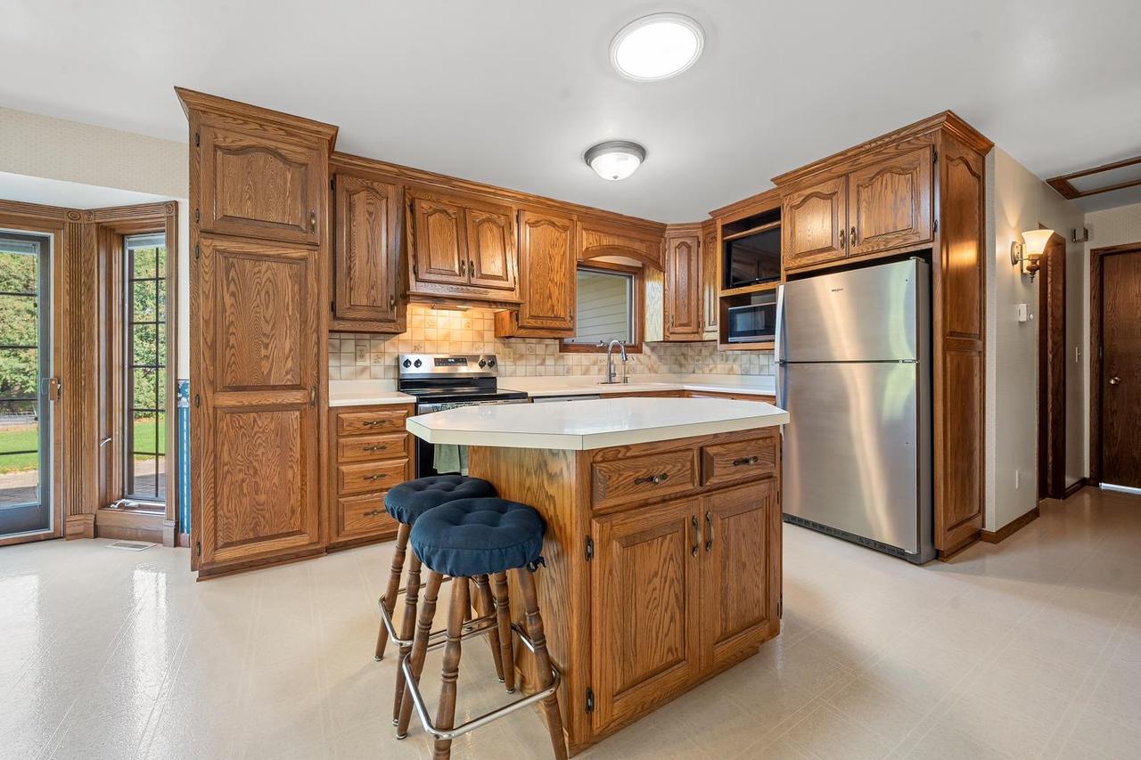 231 E Glenbrook Drive, Pulaski, WI 54162 — photo 2