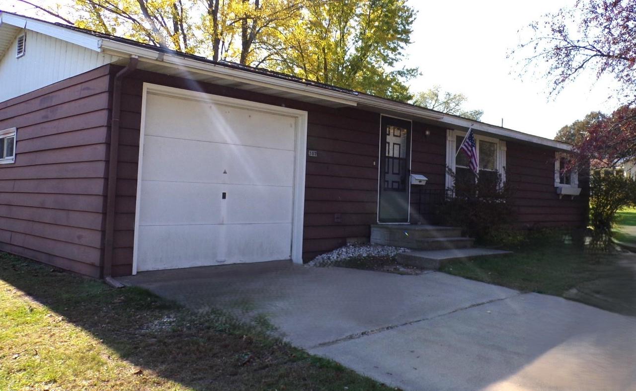 307 E Bluff Street, Neshkoro, WI 54960 — photo 2