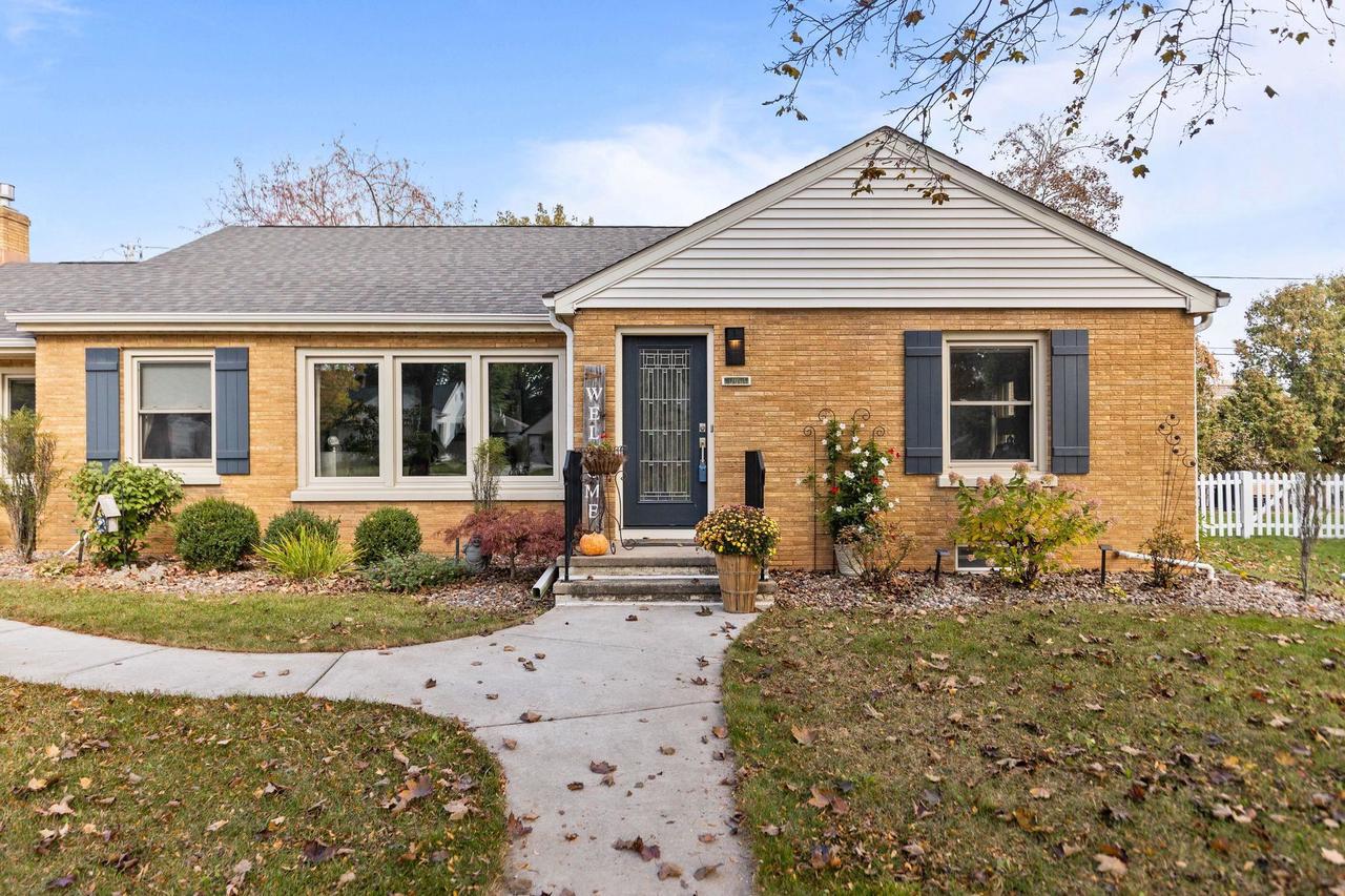 114 E Byrd Street, Appleton, WI 54911 — photo 2