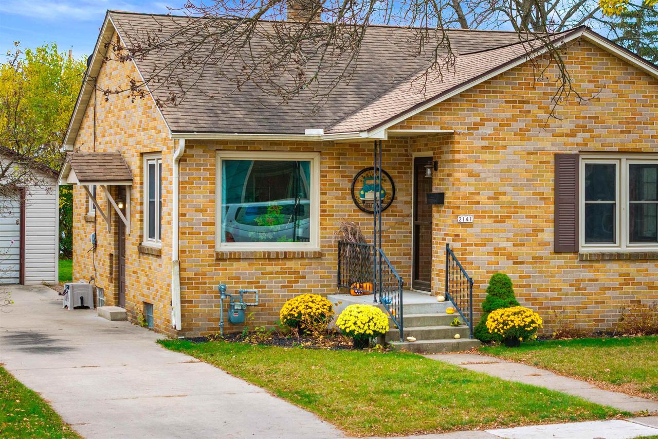 2141 MC Culloch Street — photo