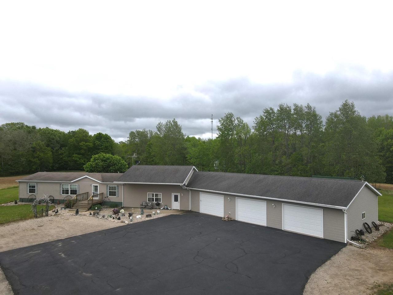 9155 Lee Lake Road — photo