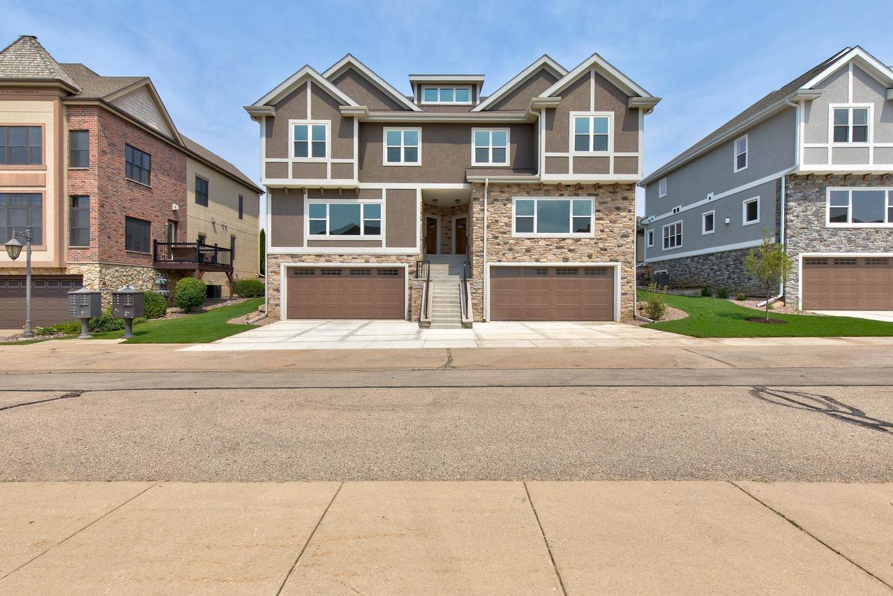 9076 Paddington Parkway — photo