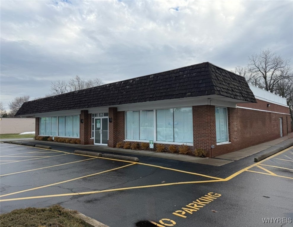 8565 Main Street — photo
