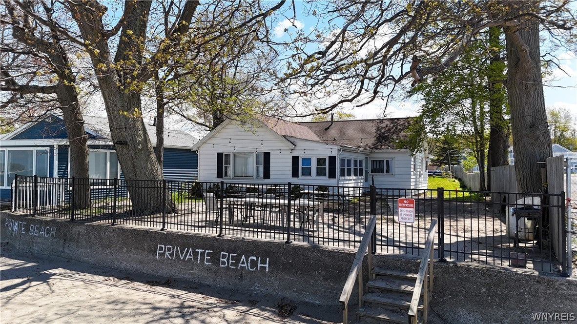 8926 Lake Shore Road — photo