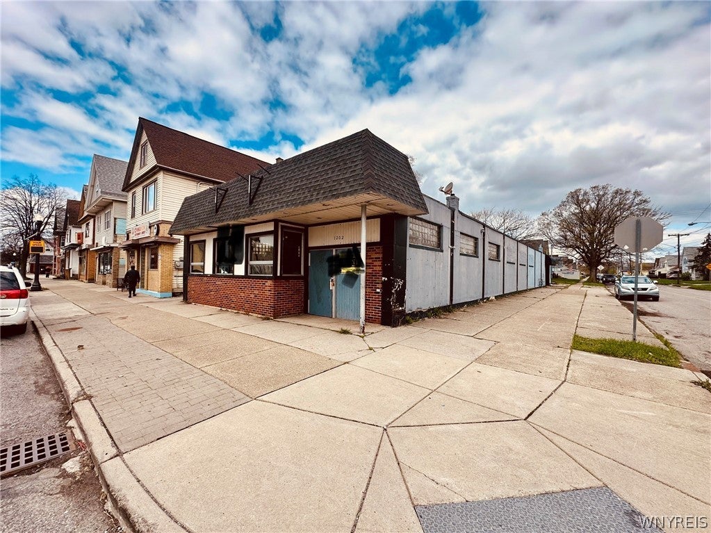 1202 E Lovejoy Street — photo