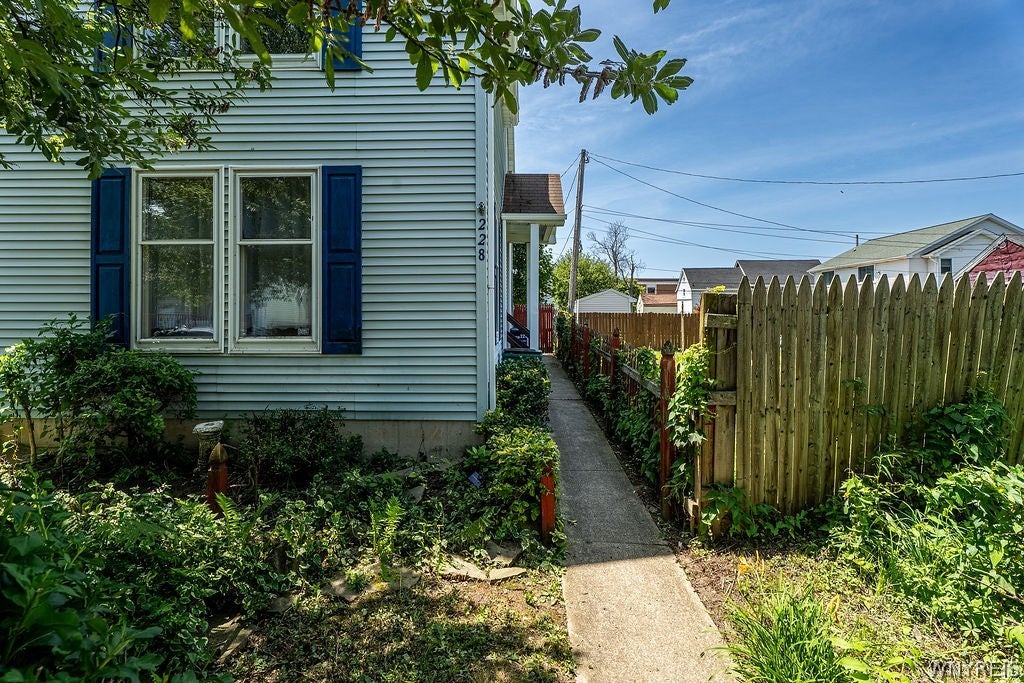 228 W Tupper Street — photo