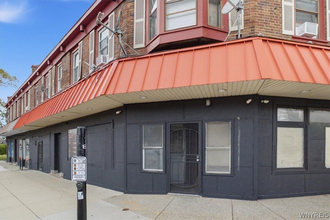 3172 Main Street — photo