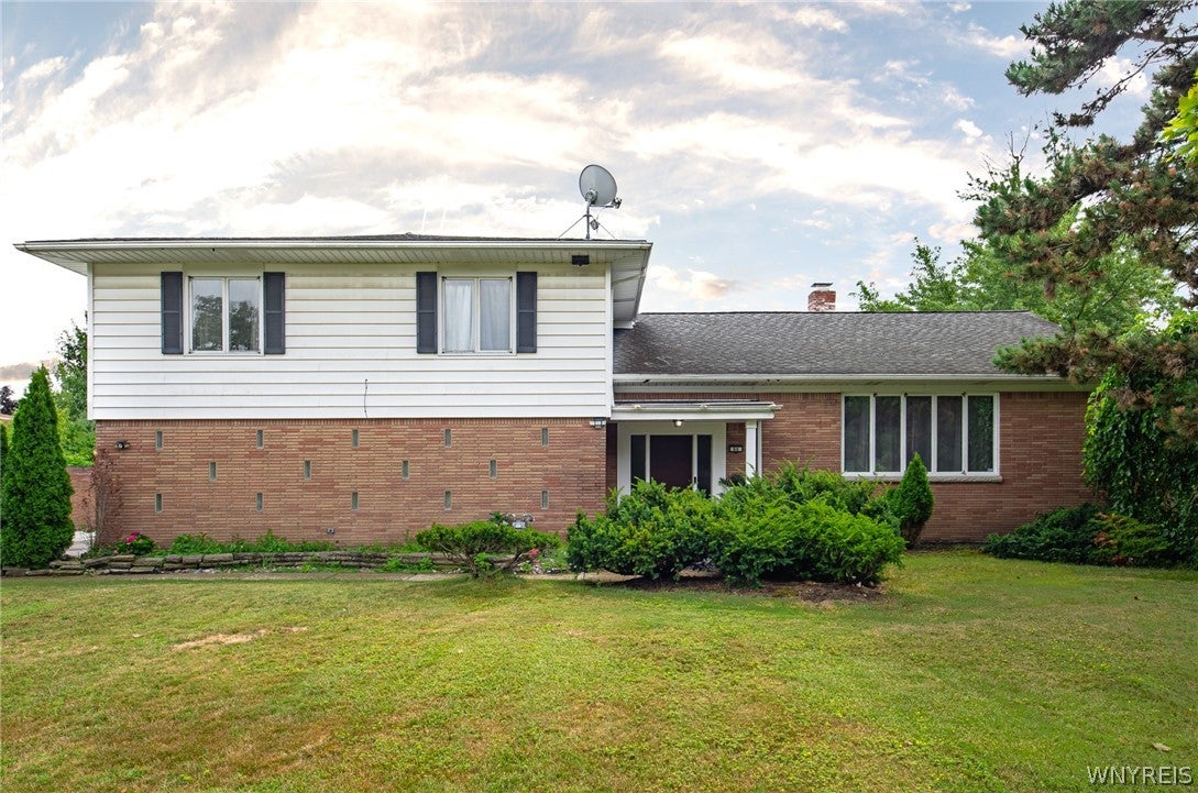 66 Four Seasons Road W — photo